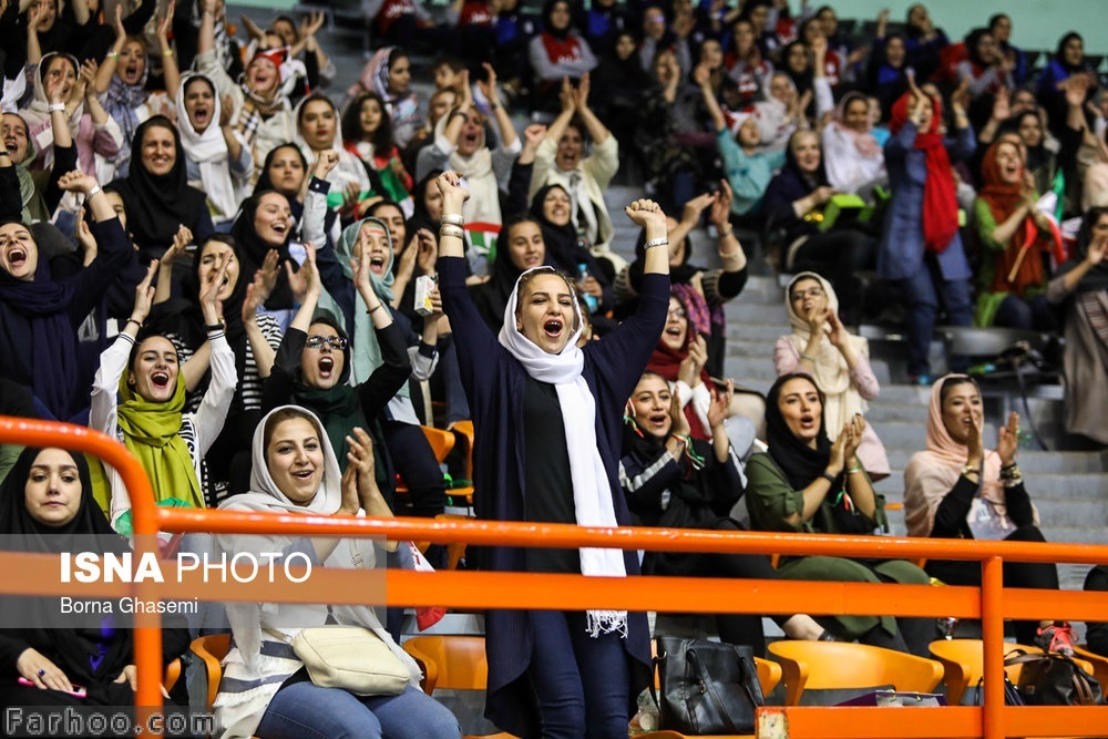 عکس های زنهای ایرانی تماشاچی در ورزشگاه آزادی