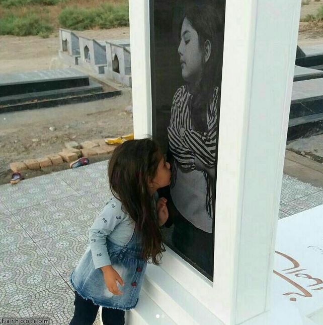 عکس:بوسه آسنا بر سنگ قبر آتنا اصلانی