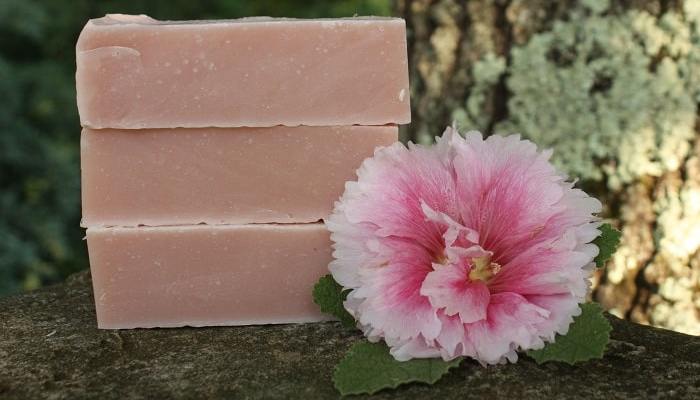 صابون گل ختمی برای درمان جوش، کک و مک و خشکی پوست