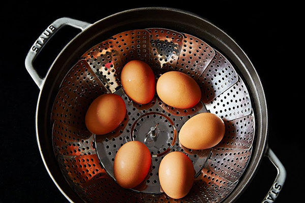طرز تهیه ترشی تخم مرغ های رنگی با رنگهای طبیعی