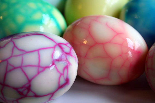 طرز تهیه ترشی تخم مرغ های رنگی با رنگهای طبیعی