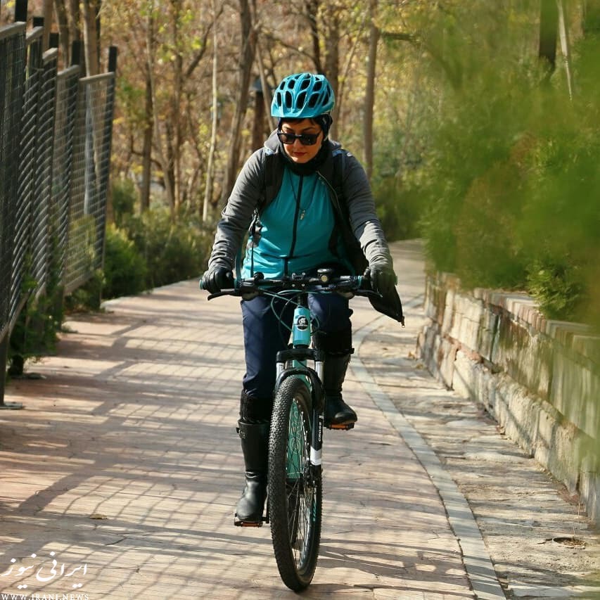 آناهیتا همتی مشغول دوچرخه سواری در فصل پاییز