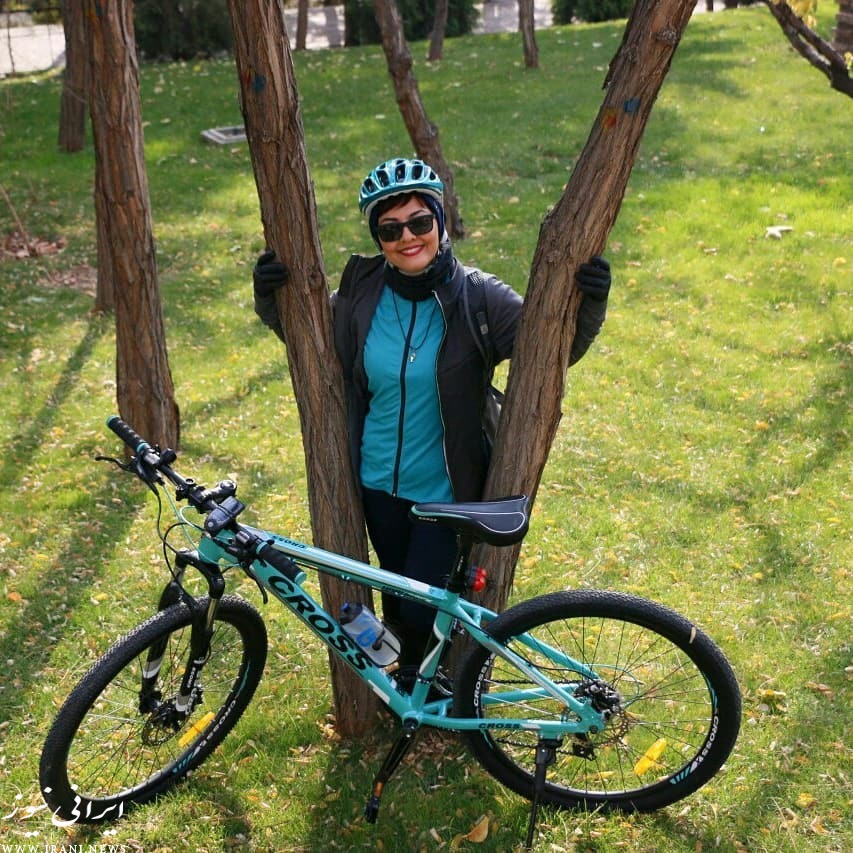 آناهیتا همتی مشغول دوچرخه سواری در فصل پاییز