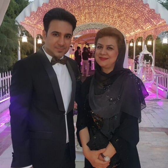 شاهین صمدپور در کنار مادرش