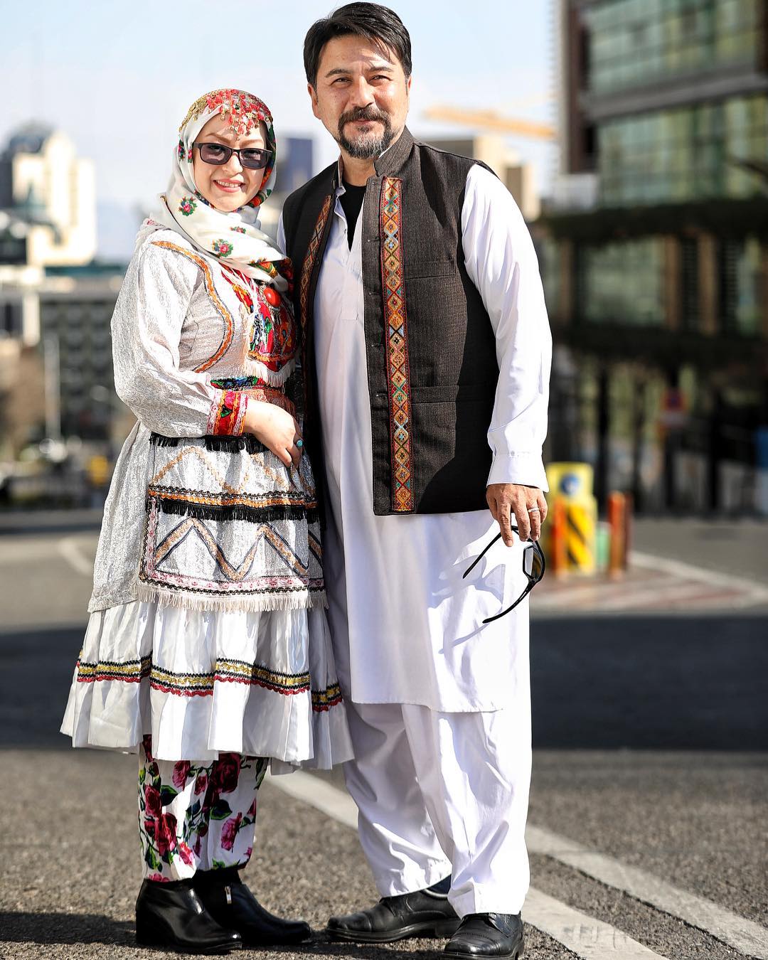 «امیرحسین صدیق» و تازه عروسش با لباس محلی+عکس