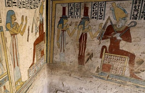 دیوارهای رنگارنگ و نقاشی شده مقبره مصری