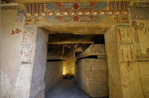 دو تابوت سنگی کشف شده در مقبره مصر