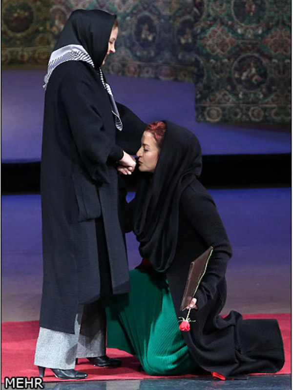 مریلا زارعی و بوسه بر دست مهری شیرازی (چهره پرداز)