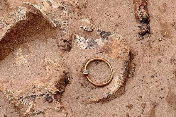 کشف جسد شاهزاده زن 2000 ساله با جواهرات قیمتی (فیلم + عکس)