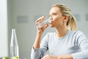 نوشیدن آب اضافه چه عوارضی دارد؟