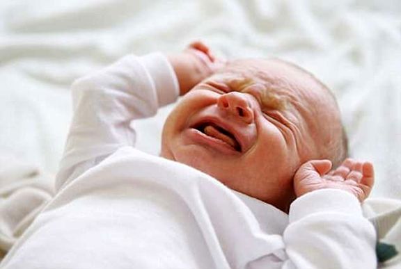 چرا نوزادان اشک و عرق ندارند؟