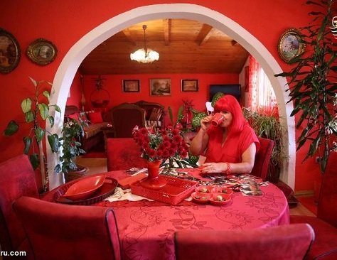 خانه و وسایل قرمز رنگ در خانه این زن