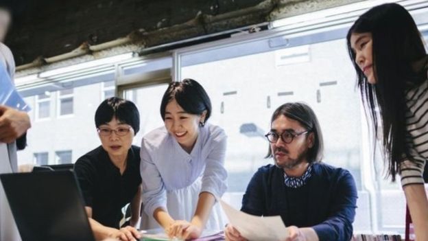 از زنان ژاپنی خواسته شده برای 'زنانه‌بودن' در محل کار عینک نزنند
