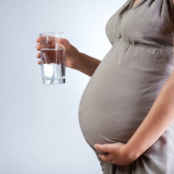 عرق کردن زیاد در بارداری و نوشیدن آب  